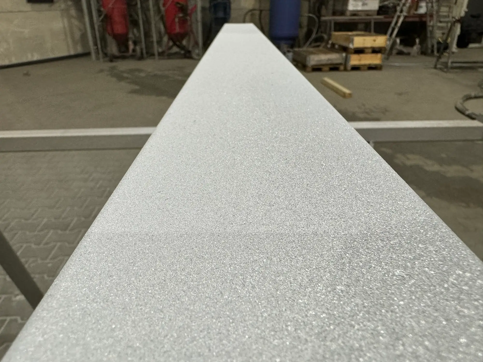 Zinc-metallized steel beam with a high-quality protective coating.