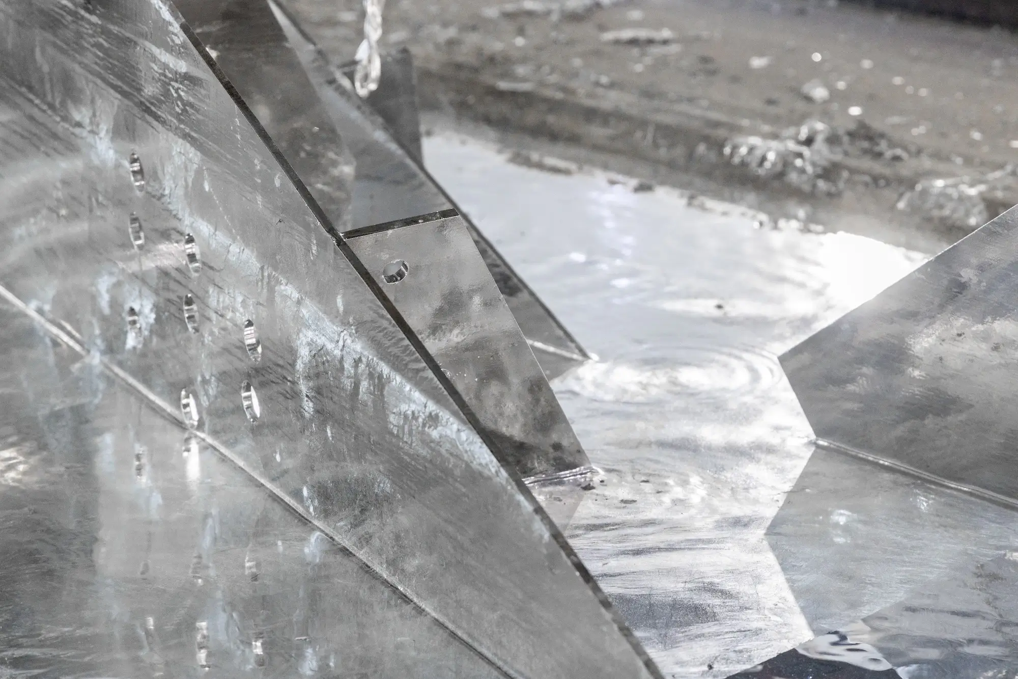 Dipping process of metal structures into a bath filled with liquid zinc.